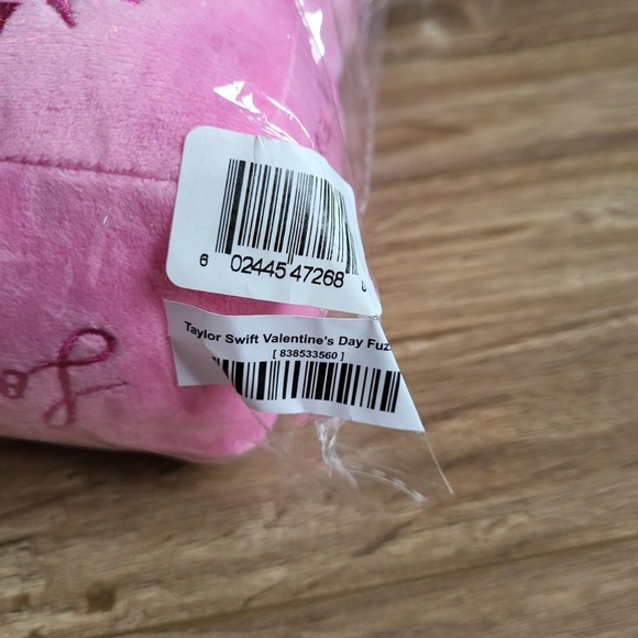 Taylor Swift Cruel Summer Fuzzy Dice - Picture 5 of 6